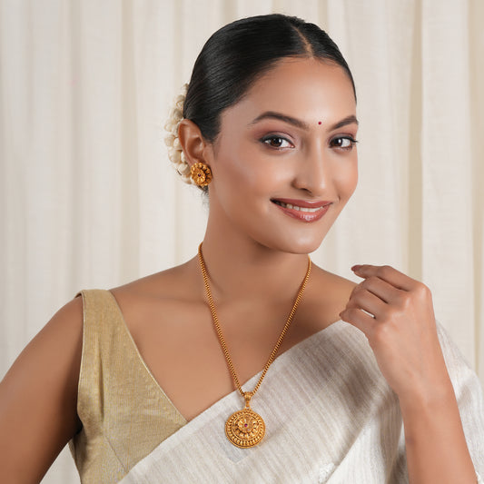 Stunning floral antqiue gold pendant  with studs