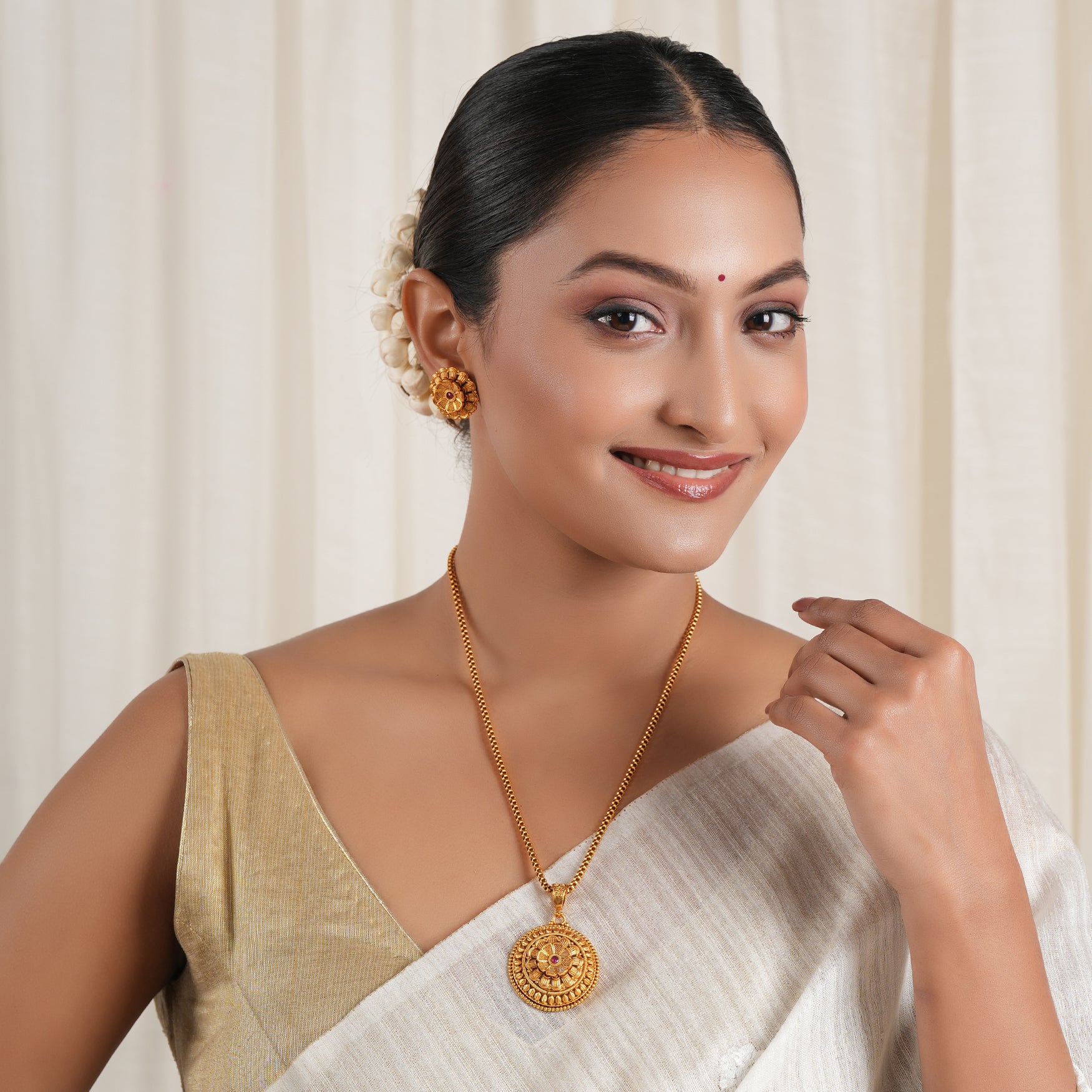 Stunning floral antqiue gold pendant  with studs