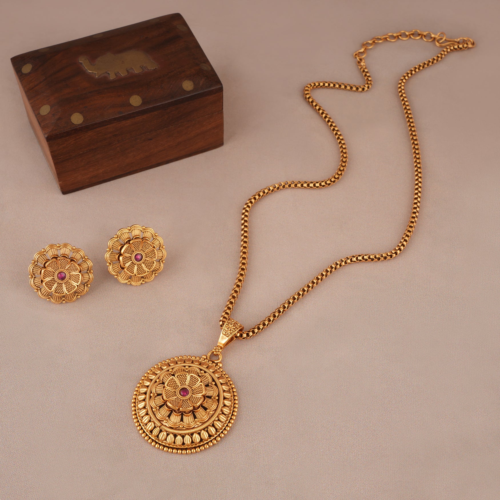 Stunning floral antqiue gold pendant  with studs