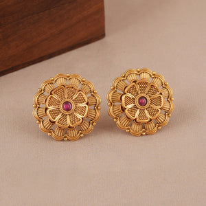Stunning floral antqiue gold pendant  with studs