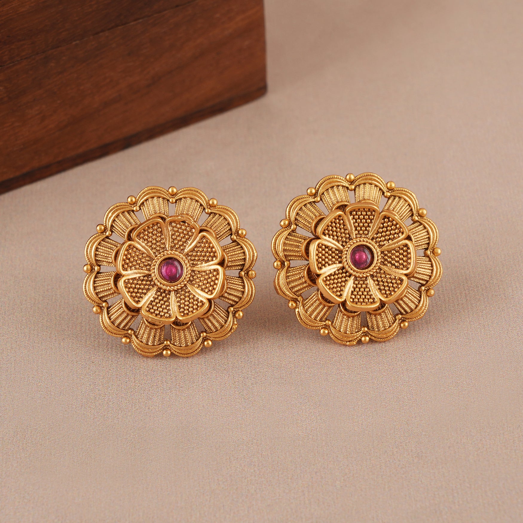 Stunning floral antqiue gold pendant  with studs