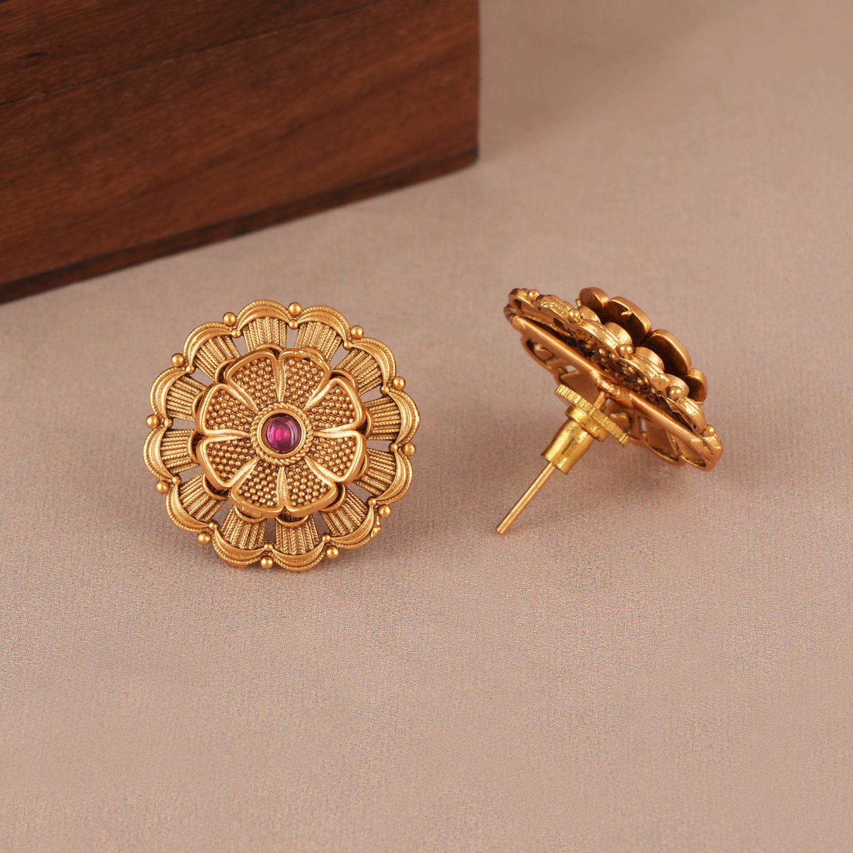 Stunning floral antqiue gold pendant  with studs