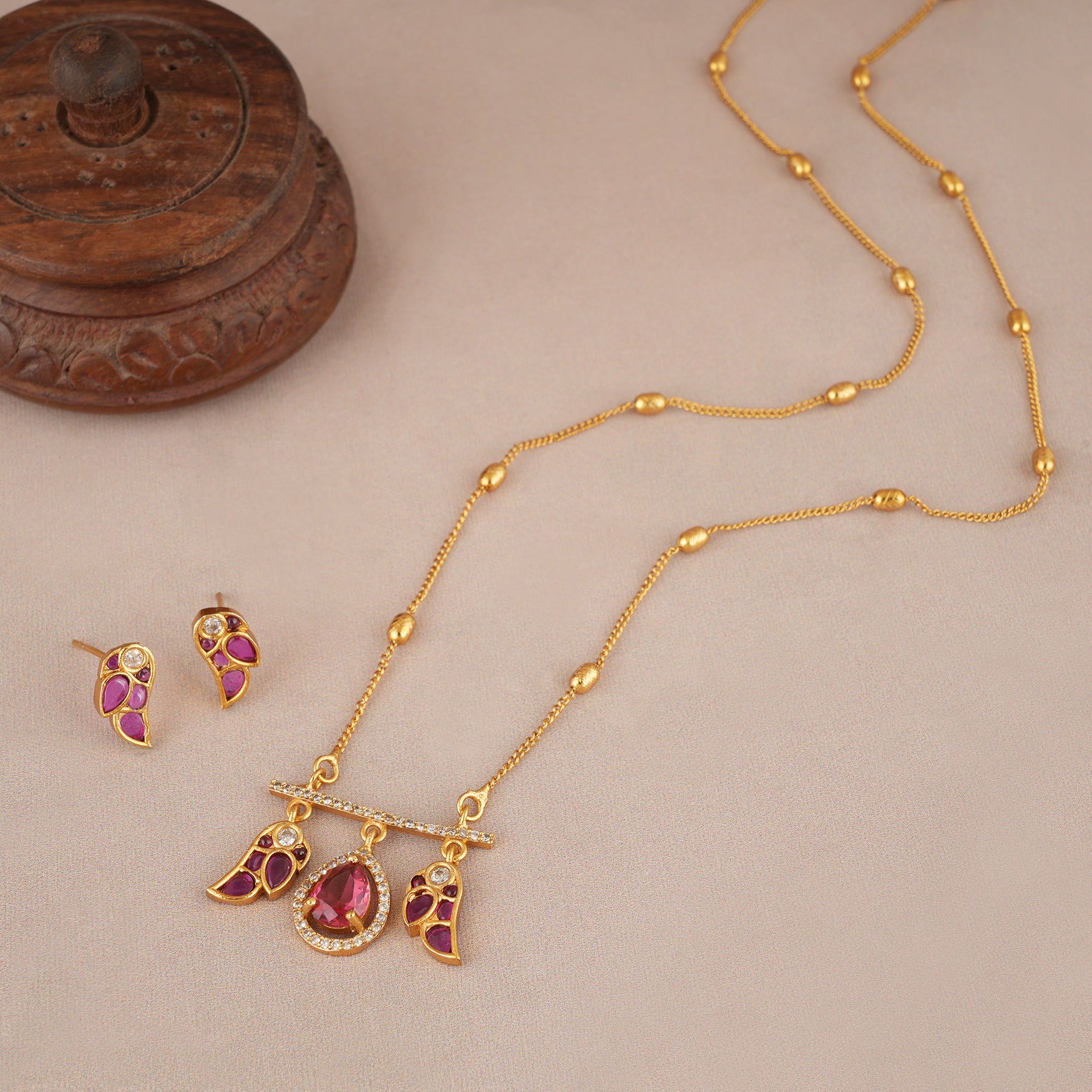 Elegant ruby gold pendant set