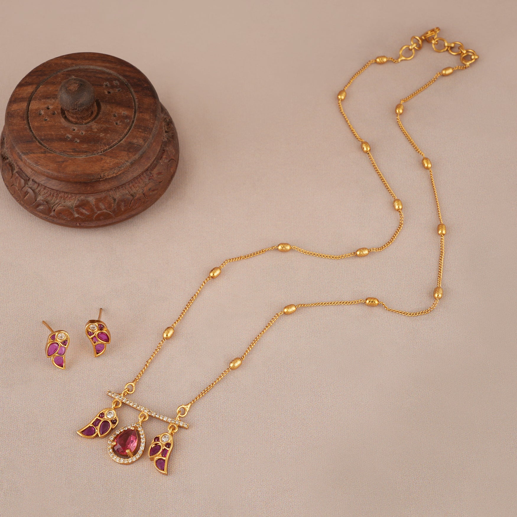 Elegant ruby gold pendant set