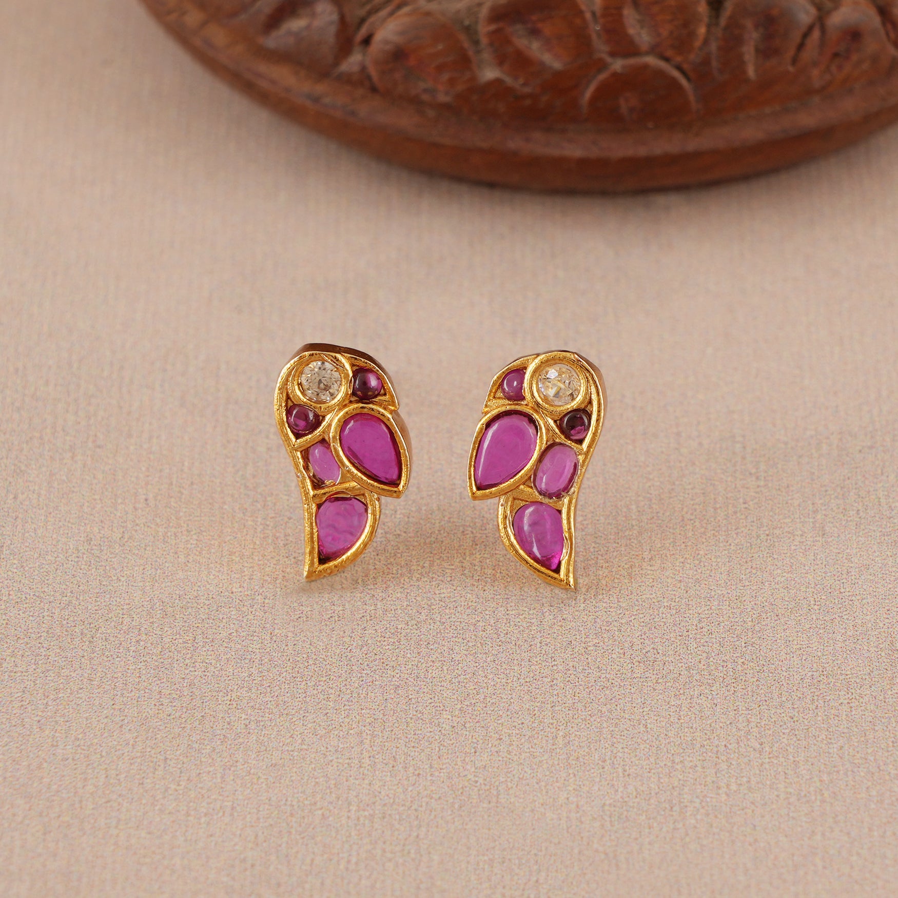 Elegant ruby gold pendant set