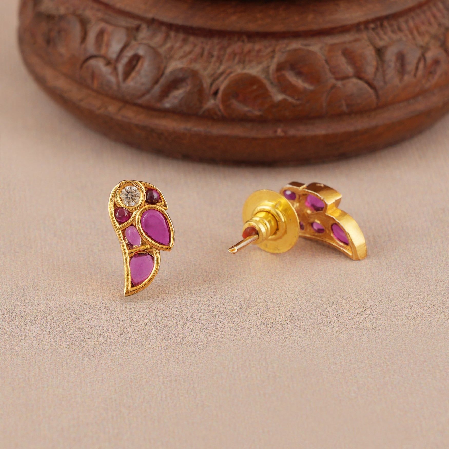 Elegant ruby gold pendant set