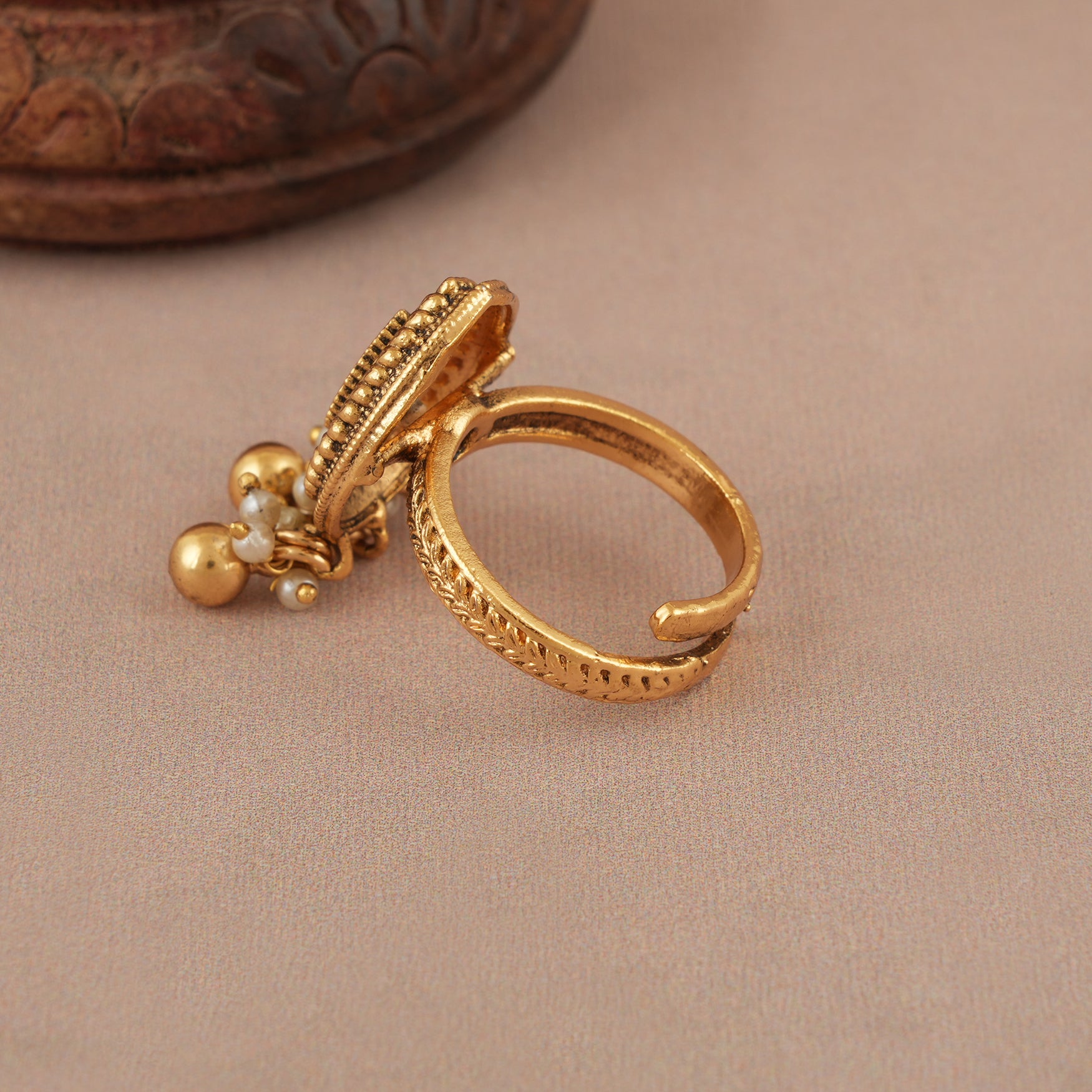 Stunning kundan antique gold finger ring
