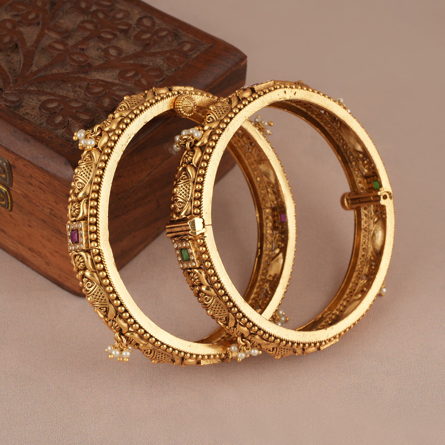 Antique gold stone bangle set