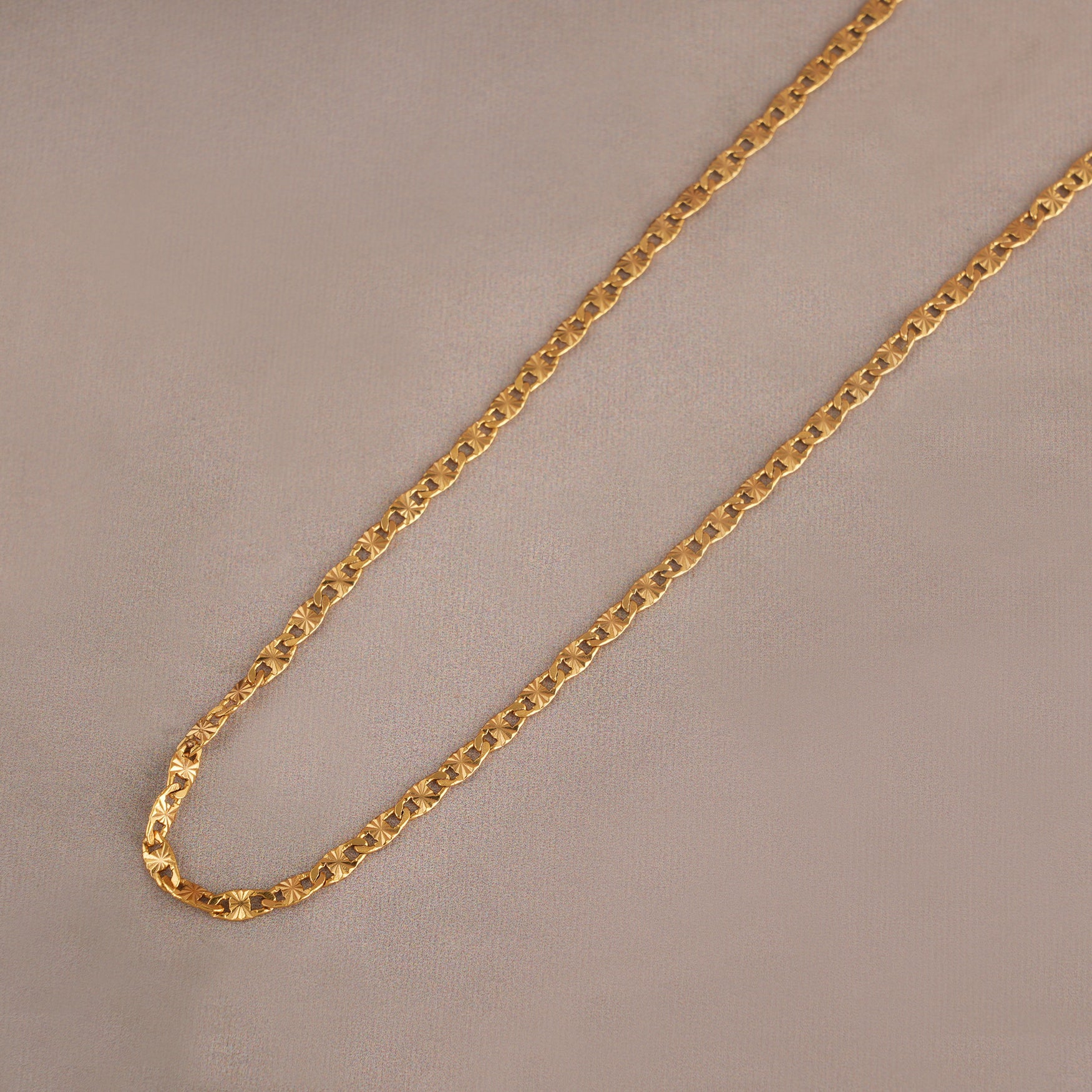Sleek gold polish chain