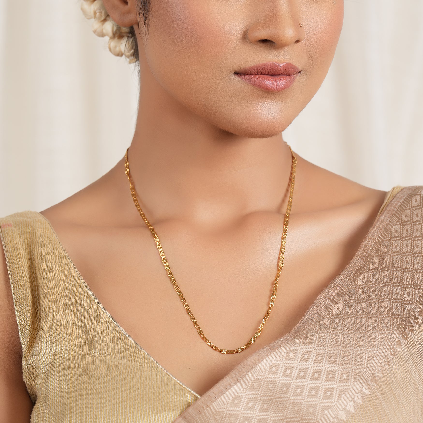 Sleek gold polish chain