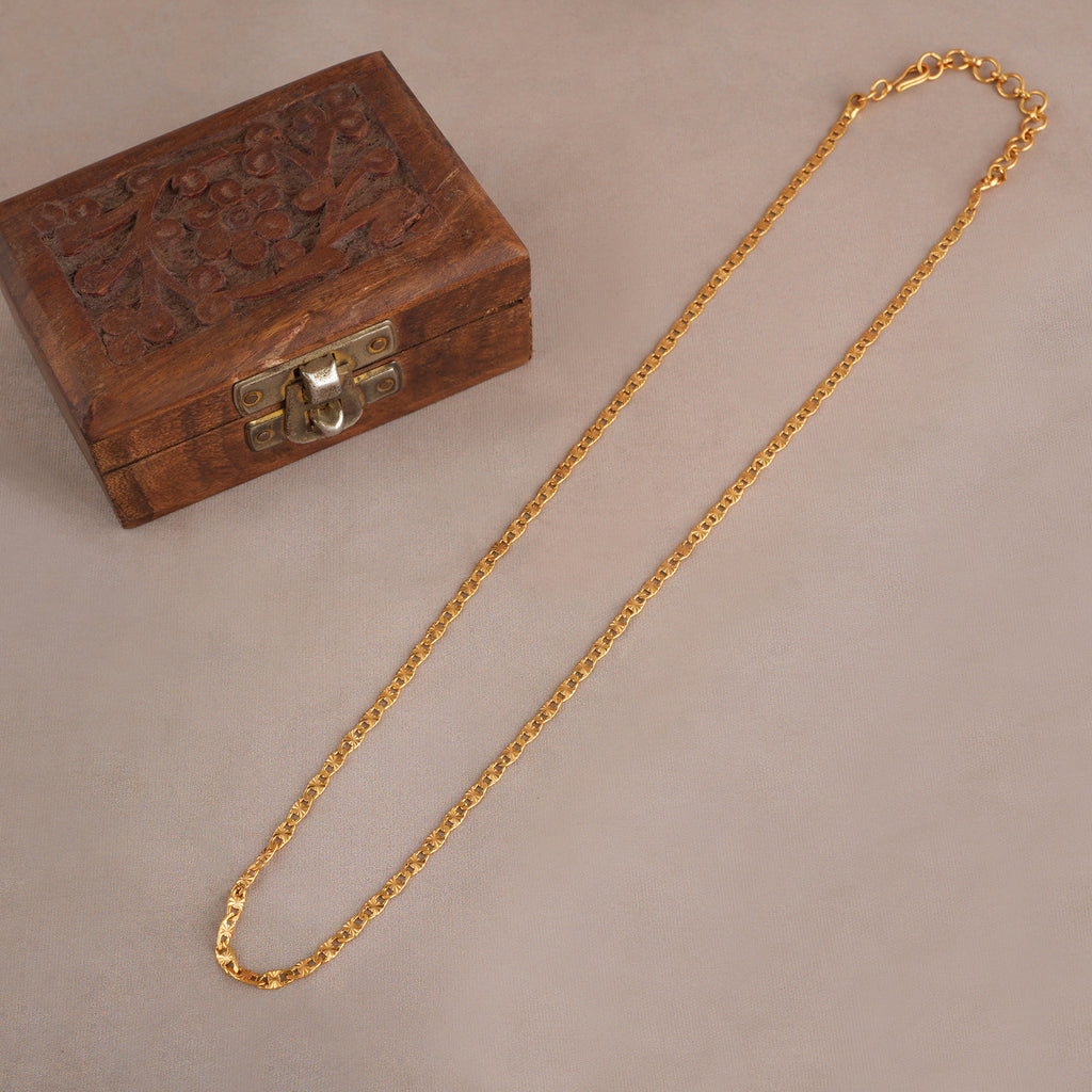 Sleek gold polish chain