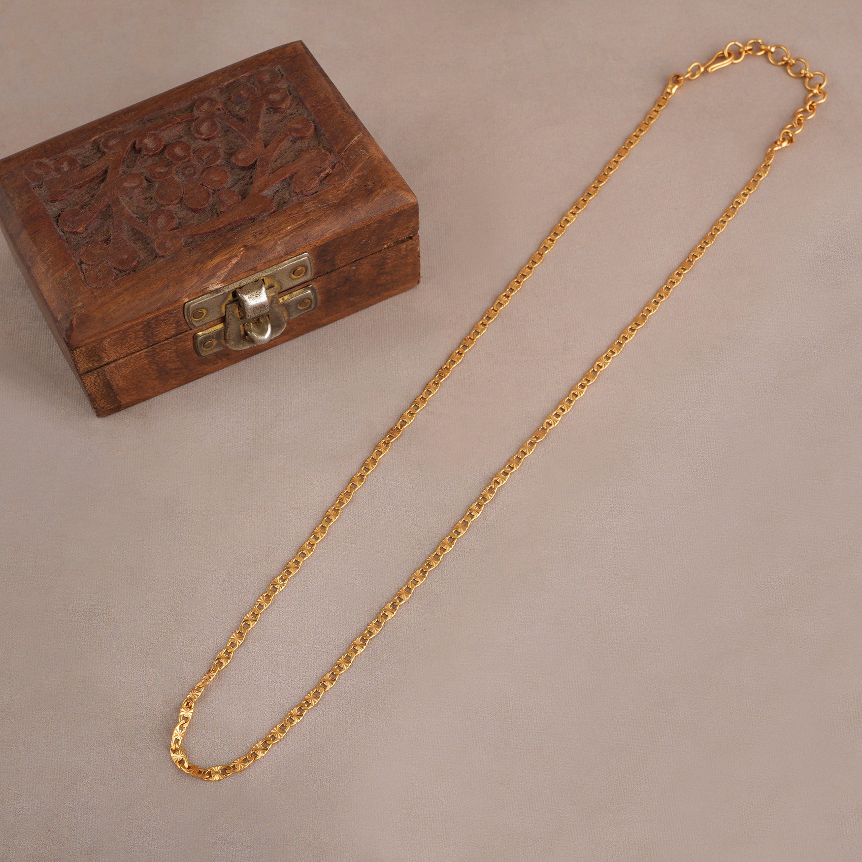 Sleek gold polish chain