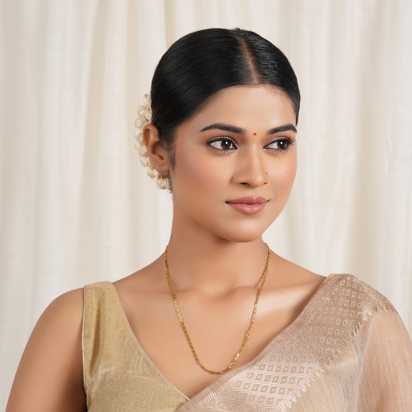 Sleek gold polish chain