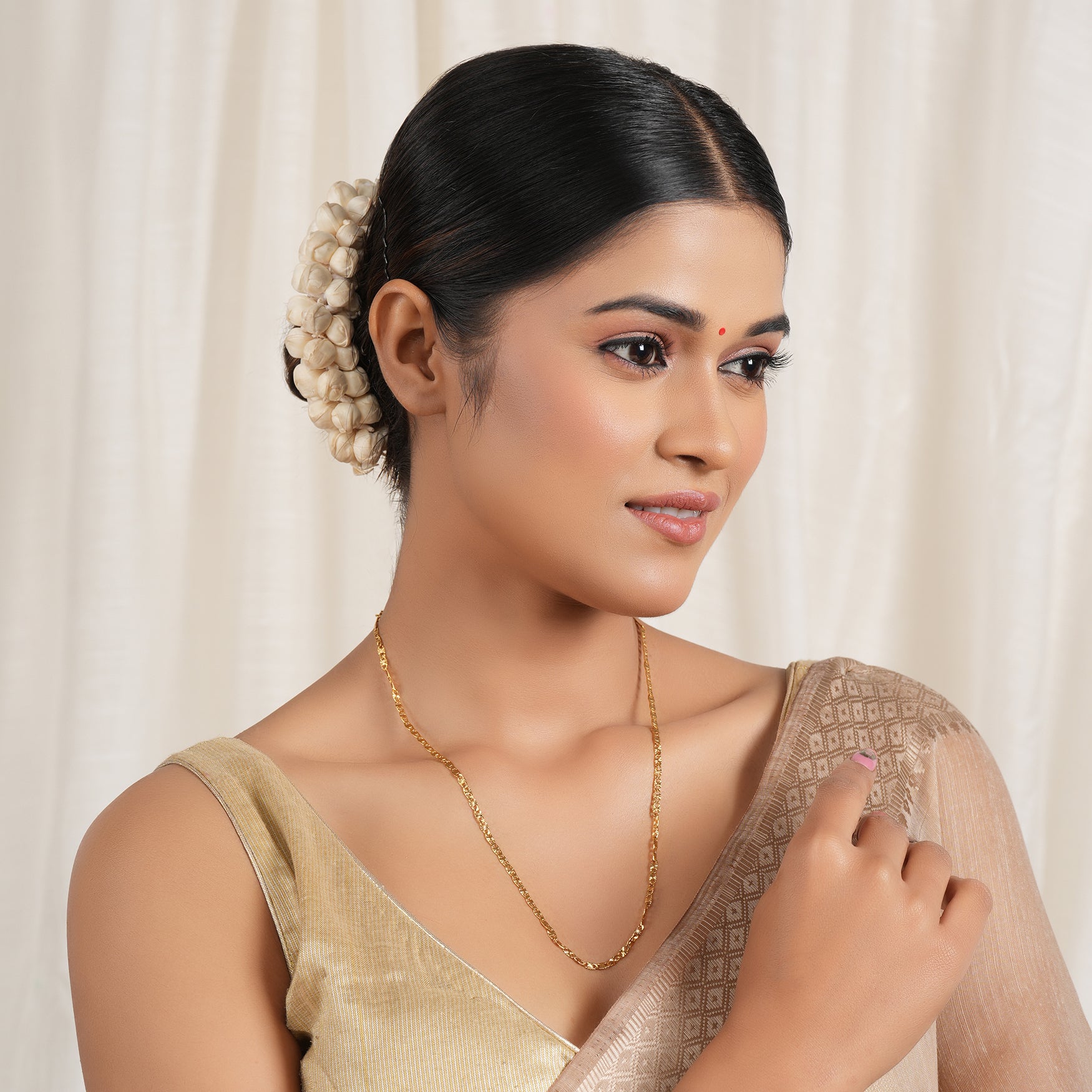 Sleek gold polish chain