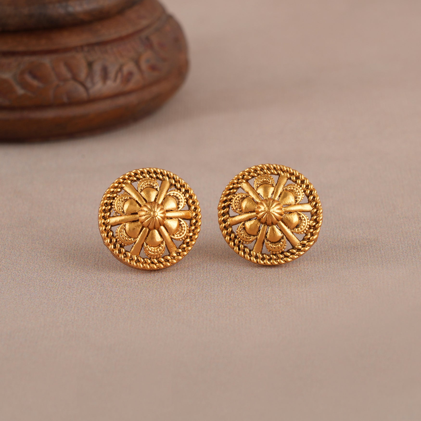 Stunning gold cute stud earring