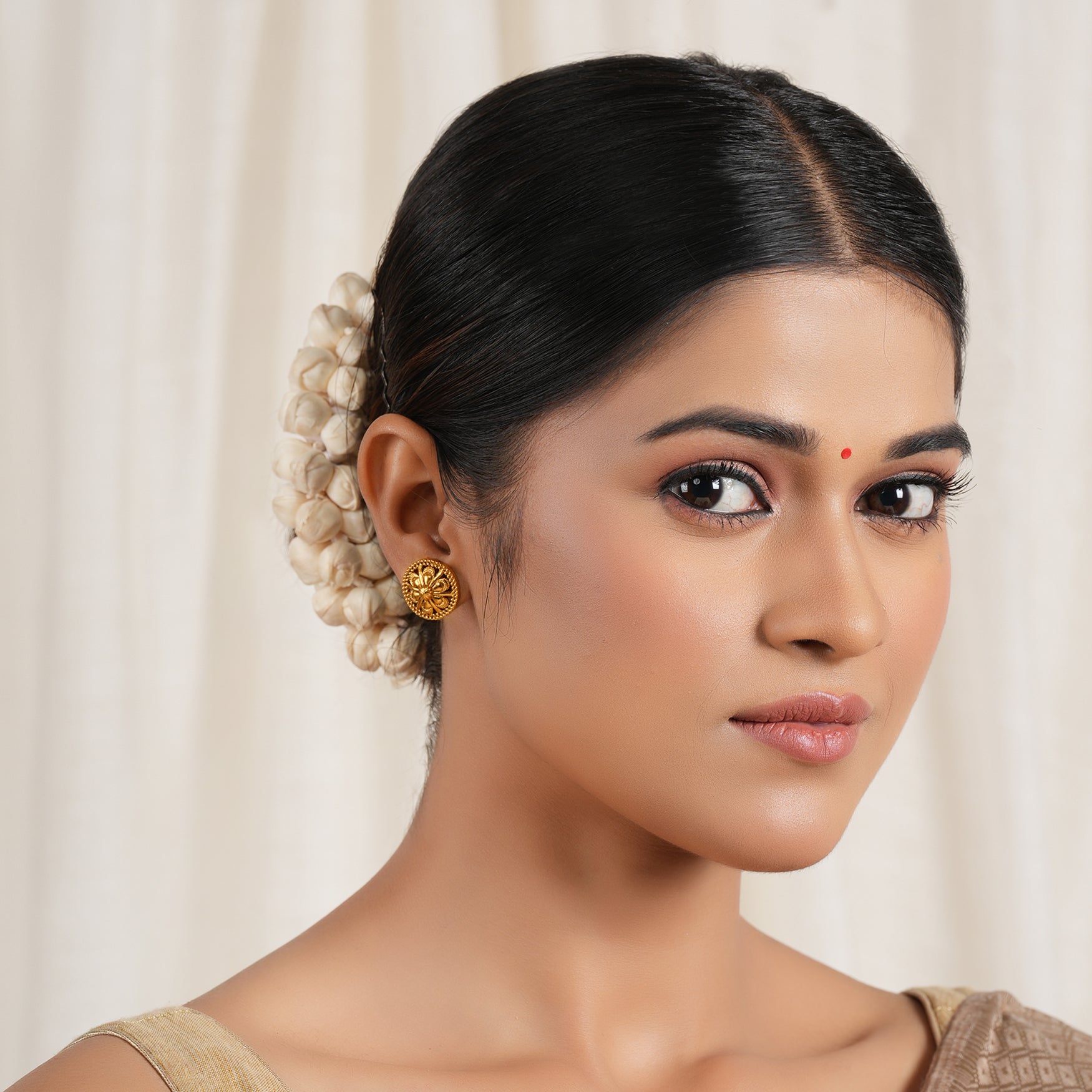 Stunning gold cute stud earring