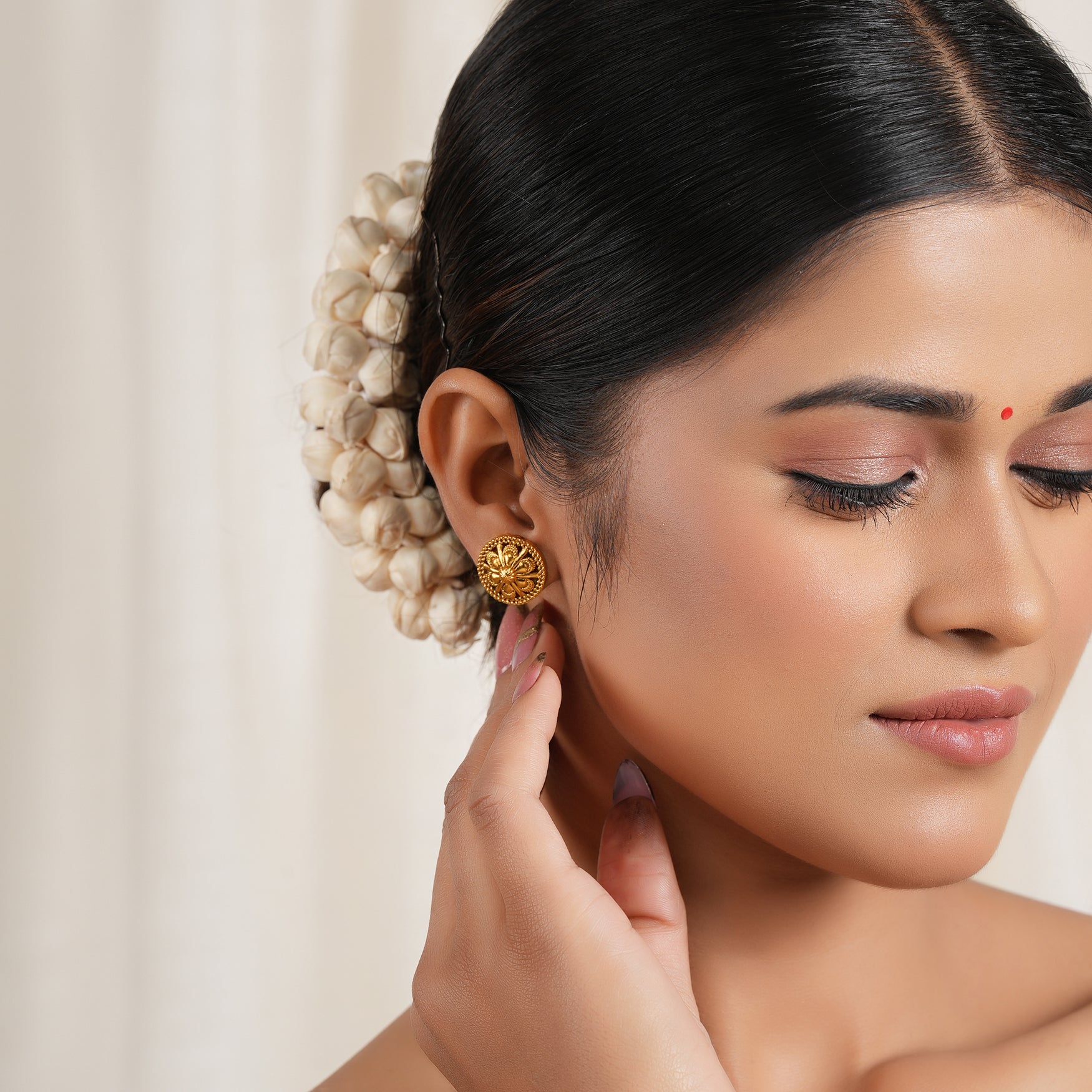 Stunning gold cute stud earring