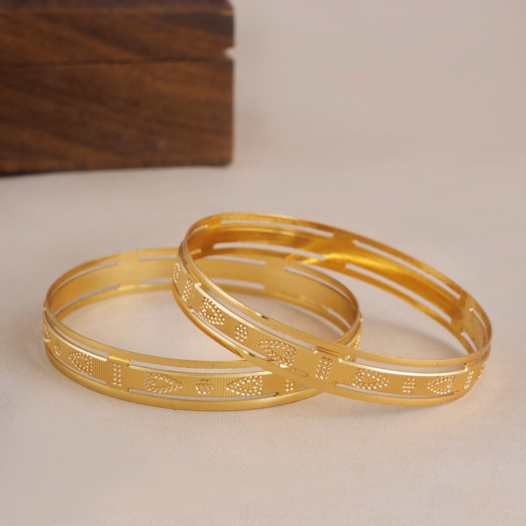 Elegant plain gold plated bangle set