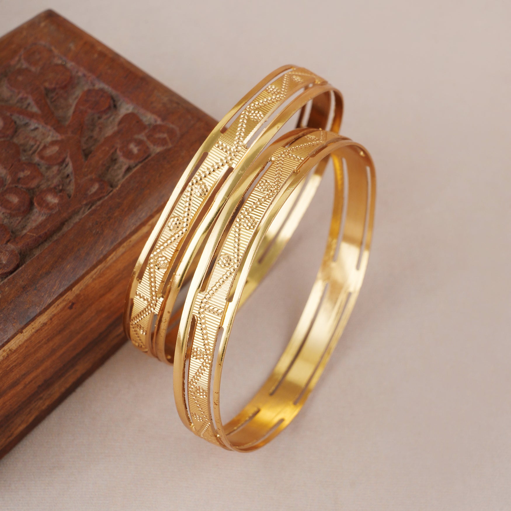 Gold plated plain carved bangle set