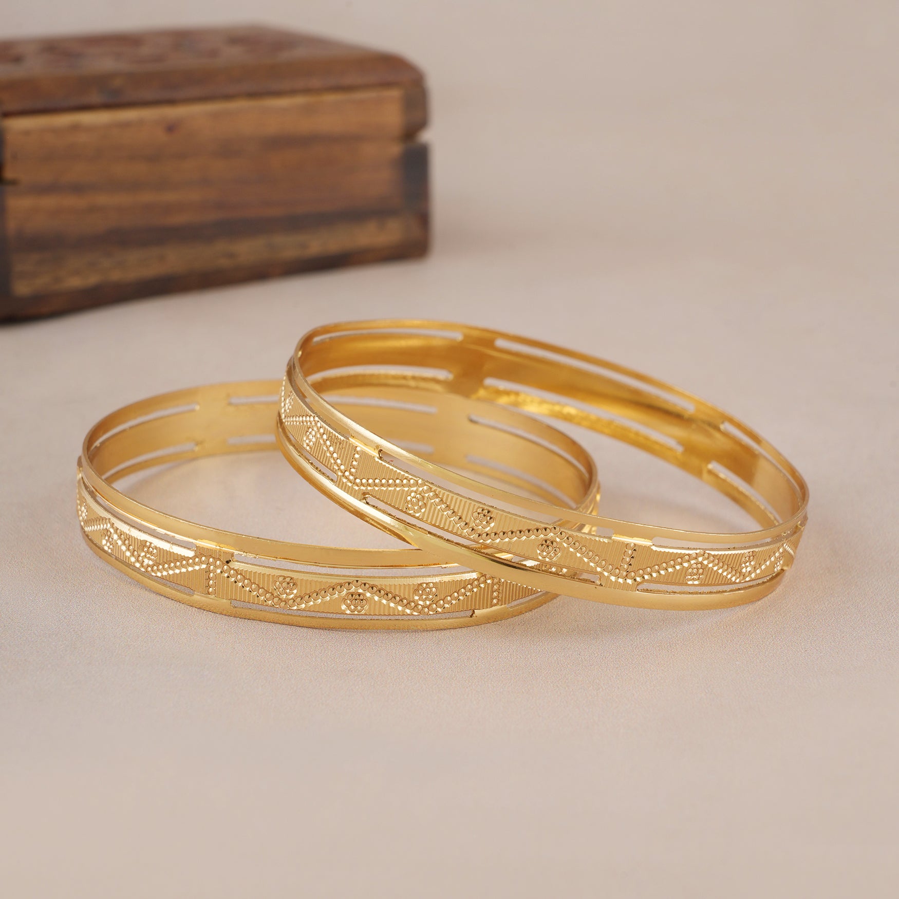 Gold plated plain carved bangle set