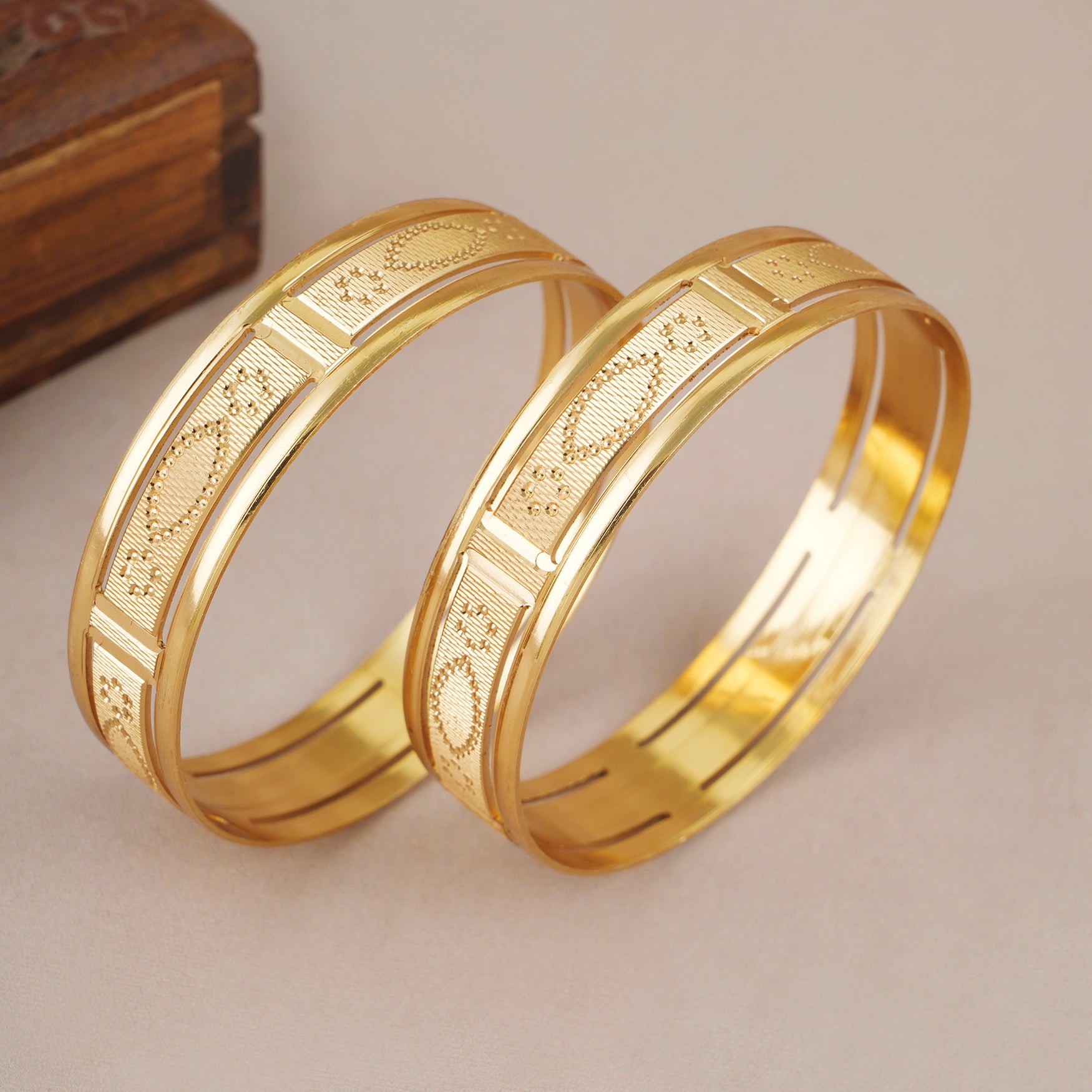 Broad gold plated pannel bangle set