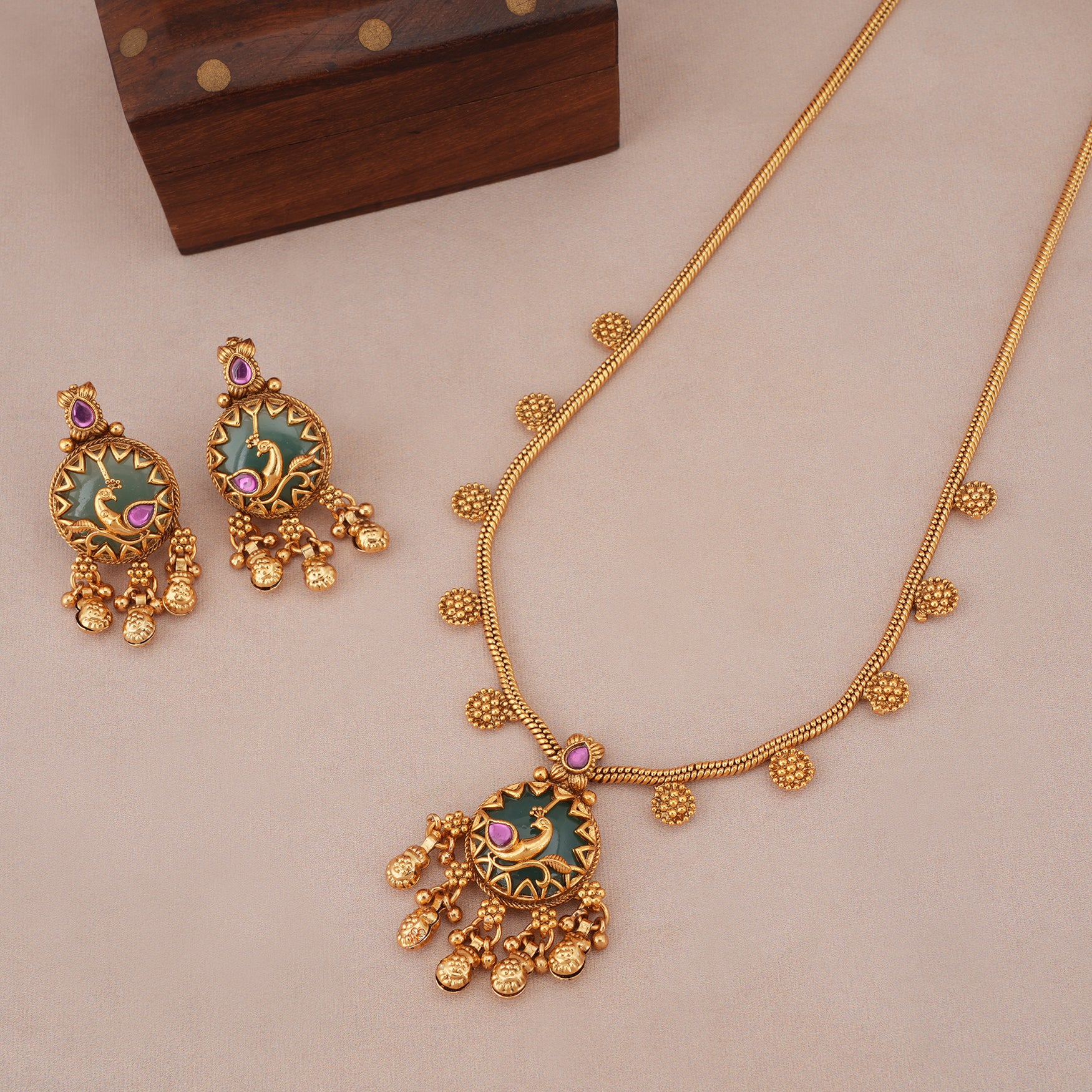 Stunning antique gold stone pendant set