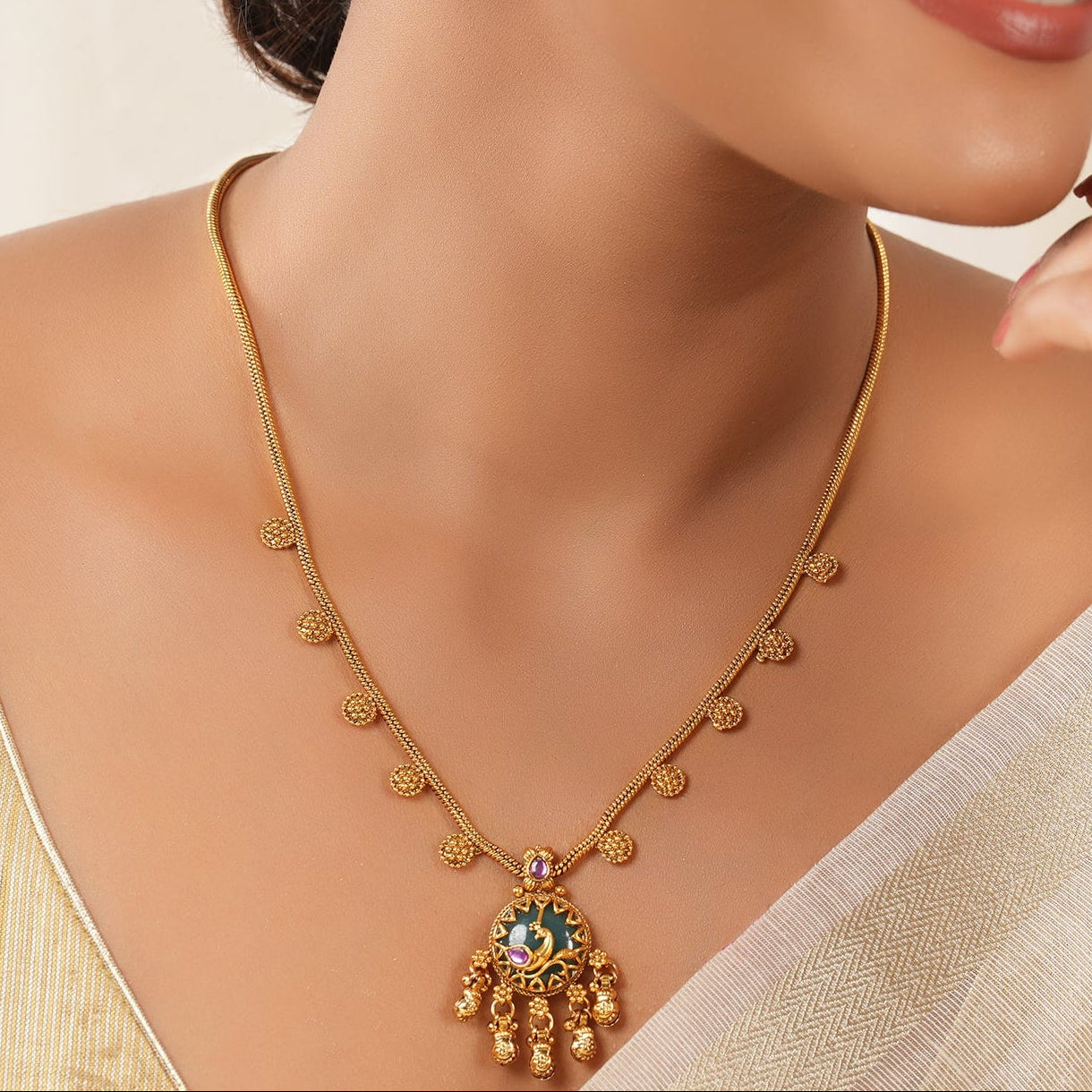 Stunning antique gold stone pendant set
