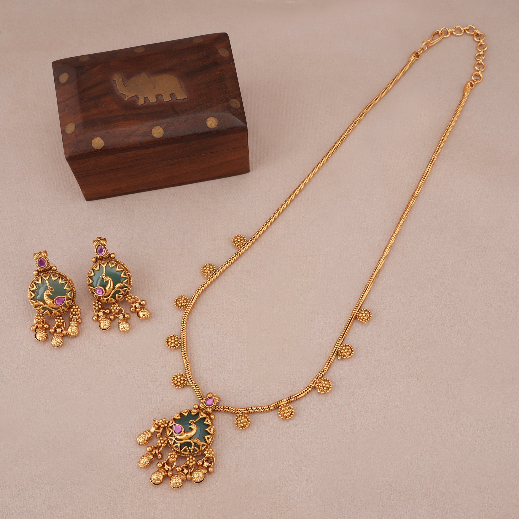 Stunning antique gold stone pendant set