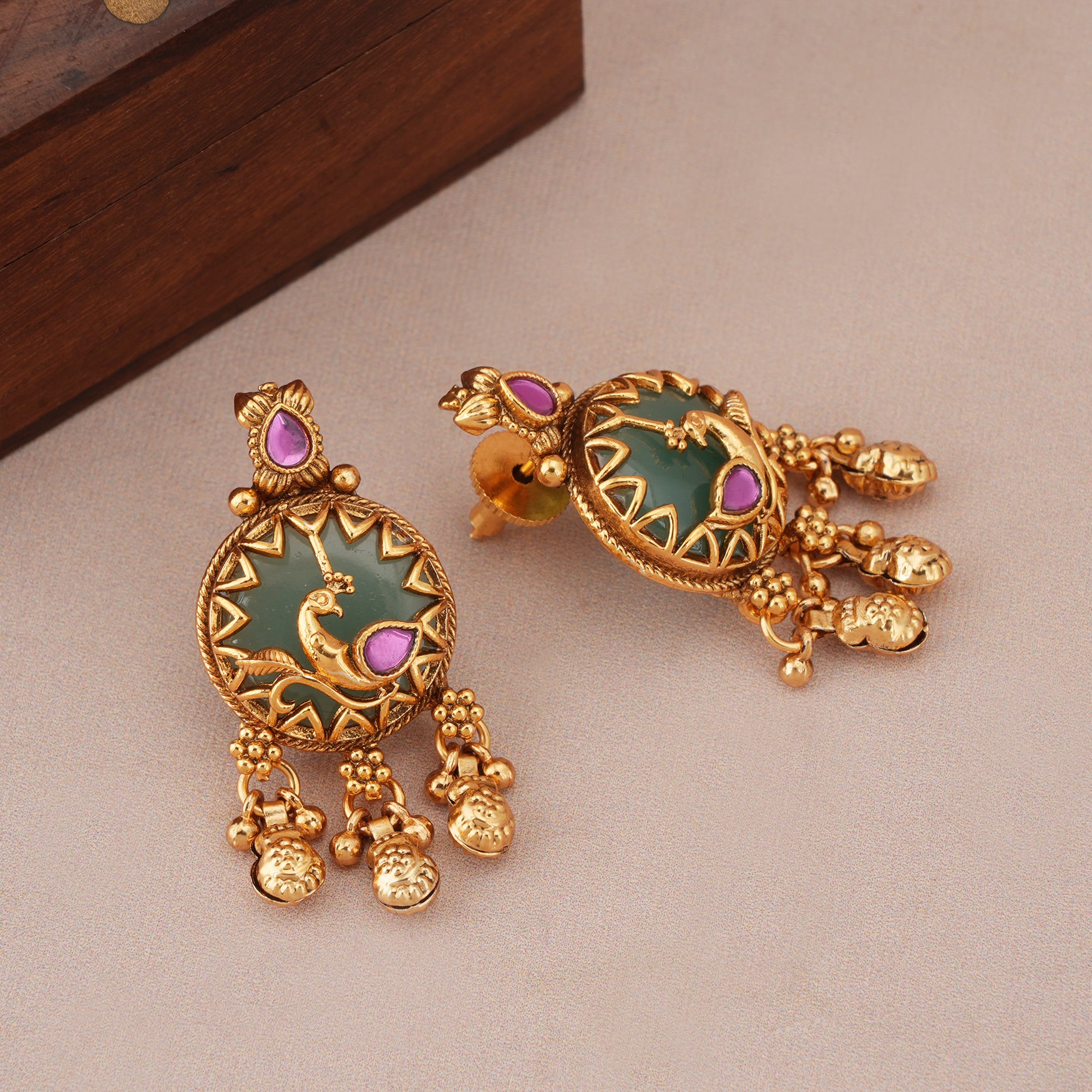 Stunning antique gold stone pendant set