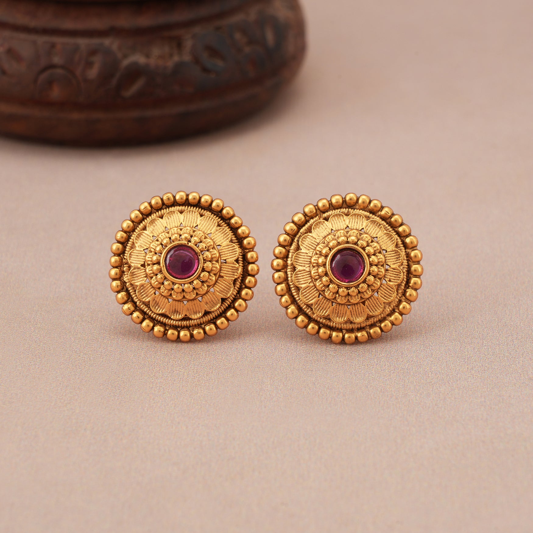 Antique gold round ruby stud