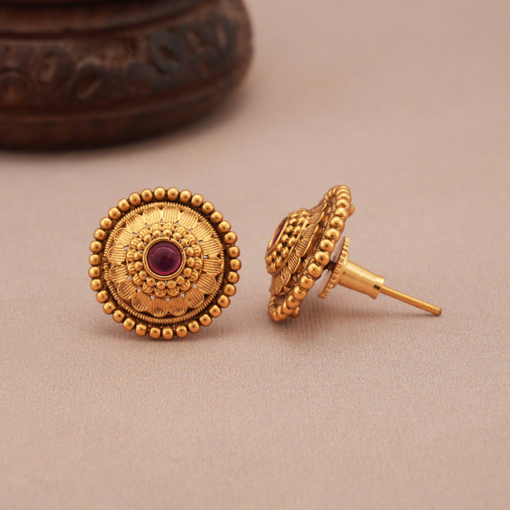 Antique gold round ruby stud