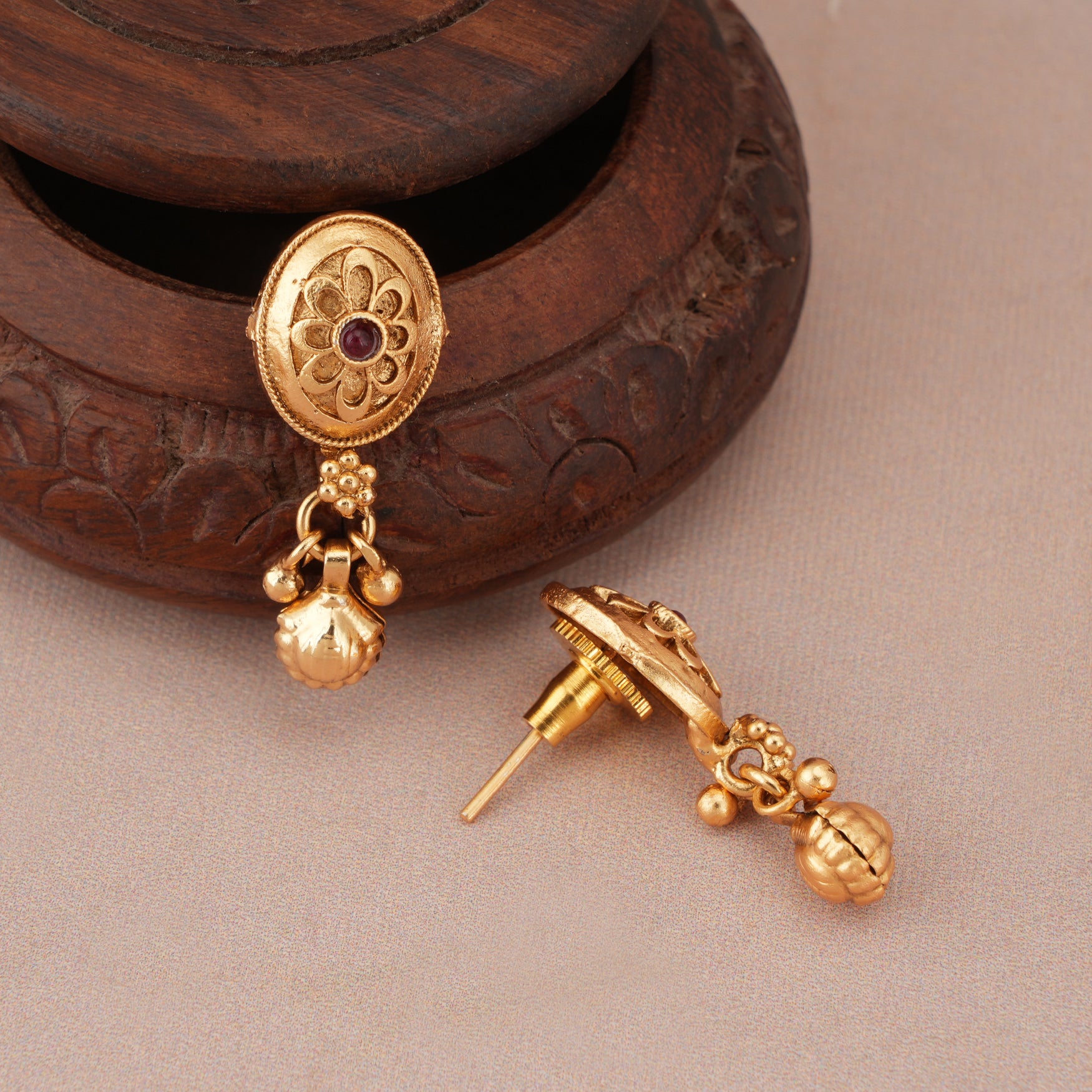 Antique gold stone ruby mangalstura set