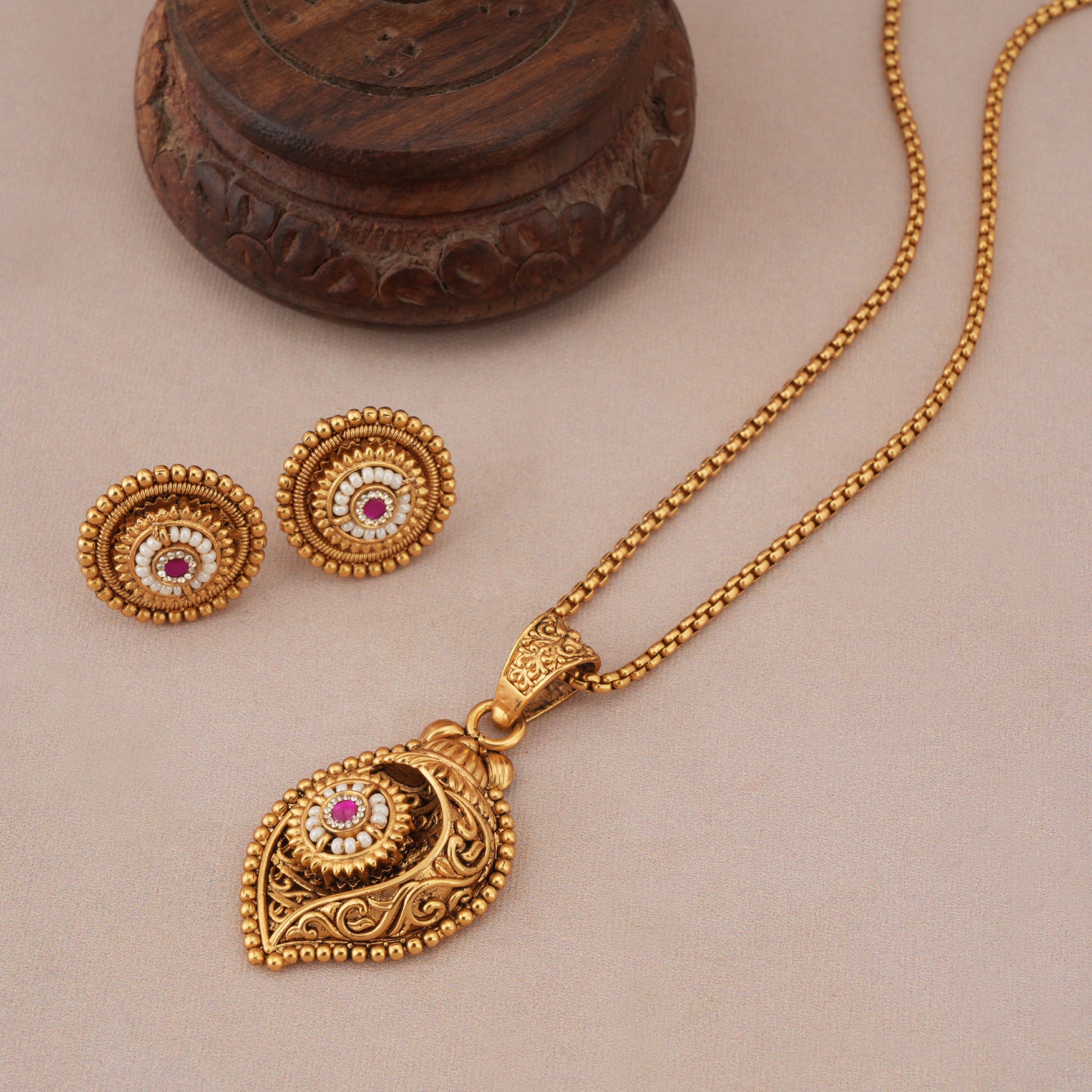 Stunning antique gold shankh stone pendant set