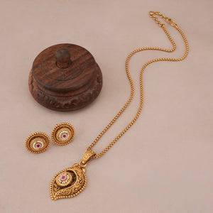 Stunning antique gold shankh stone pendant set