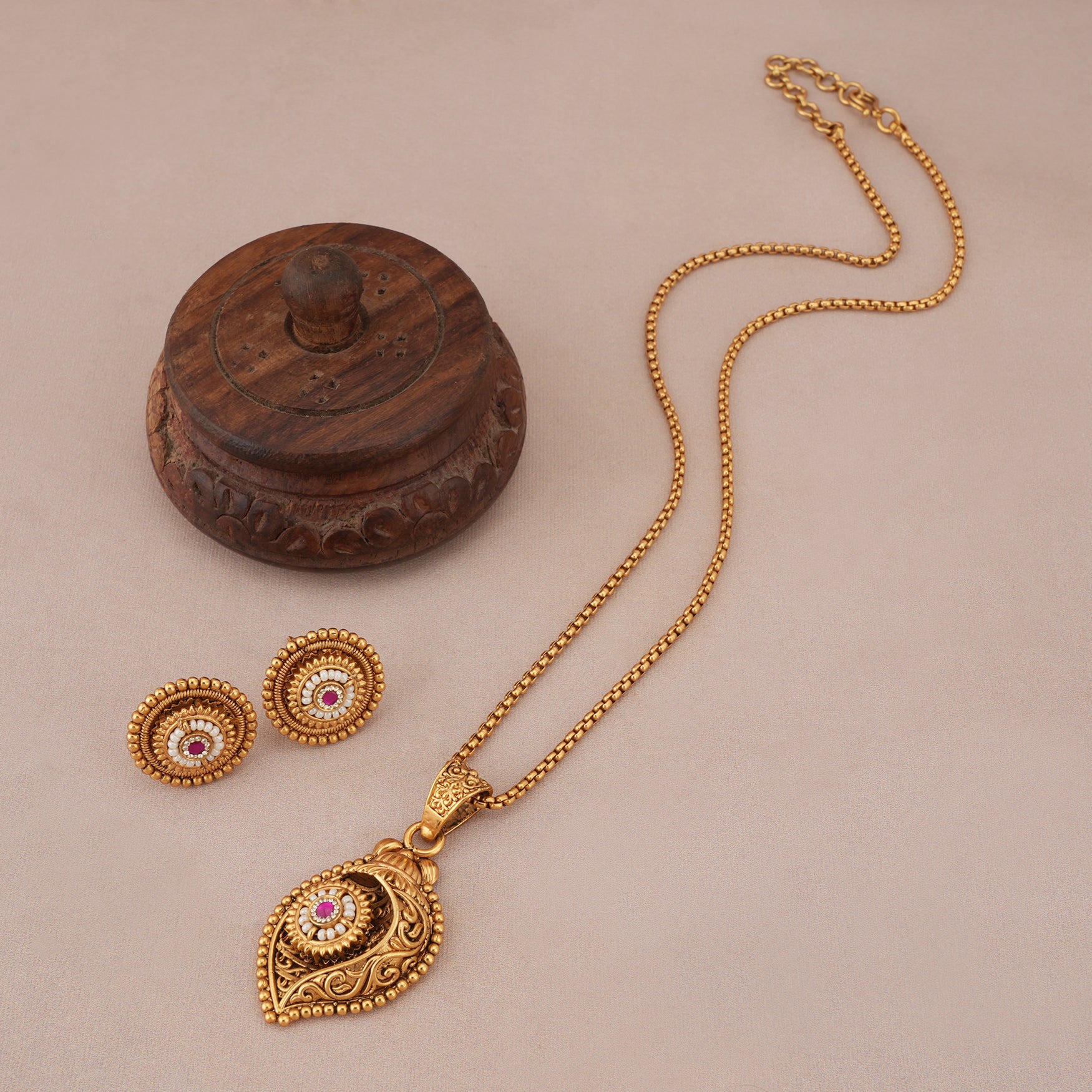 Stunning antique gold shankh stone pendant set