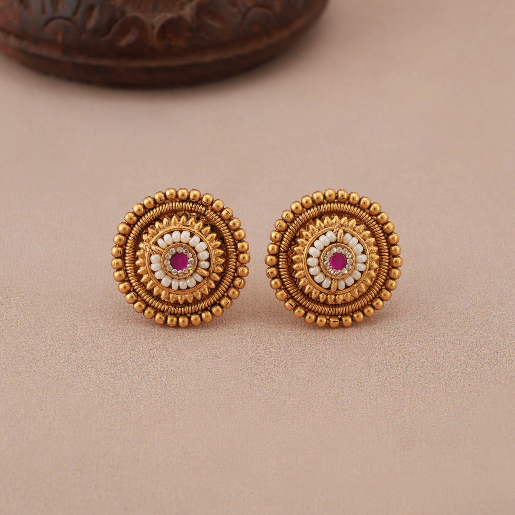 Stunning antique gold shankh stone pendant set