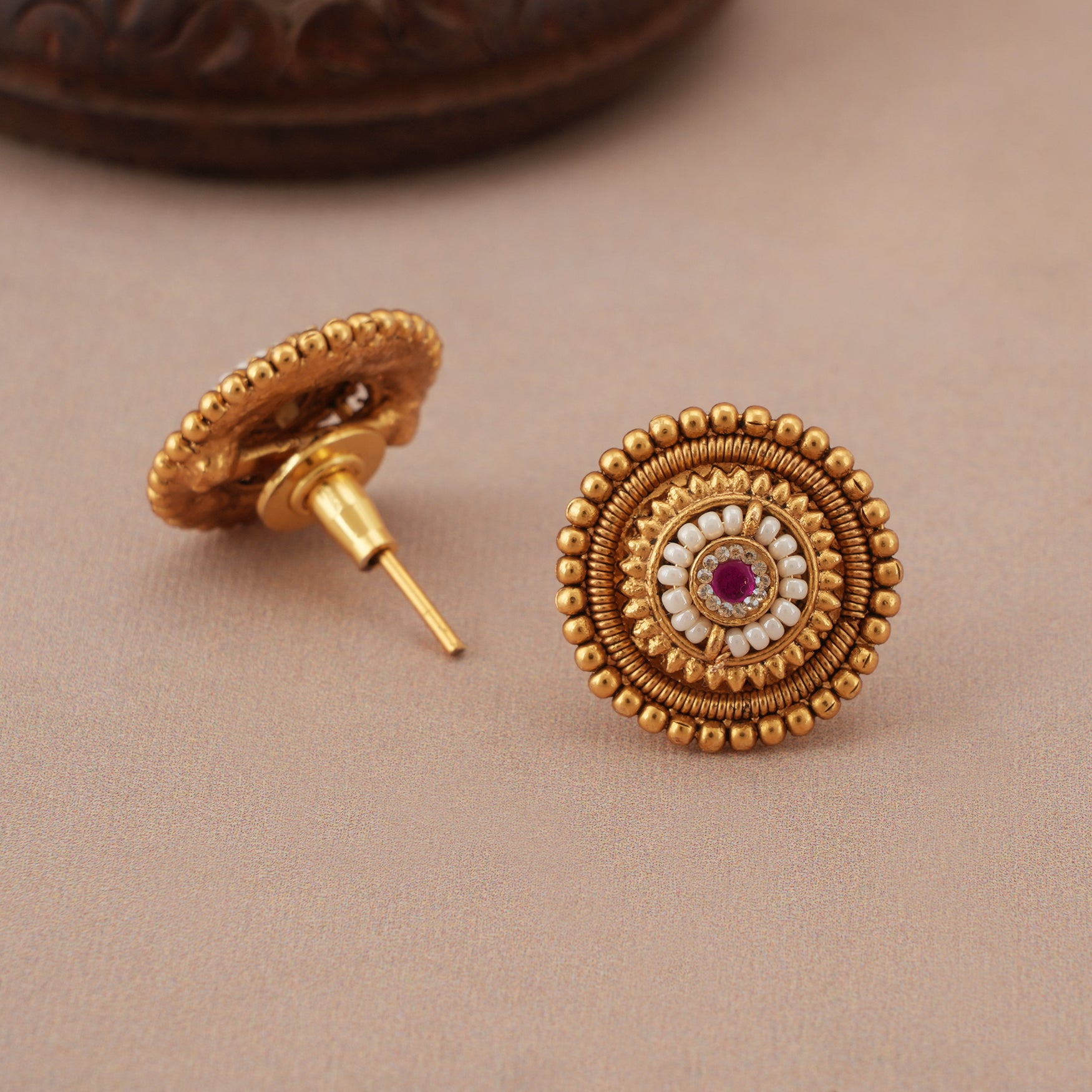 Stunning antique gold shankh stone pendant set