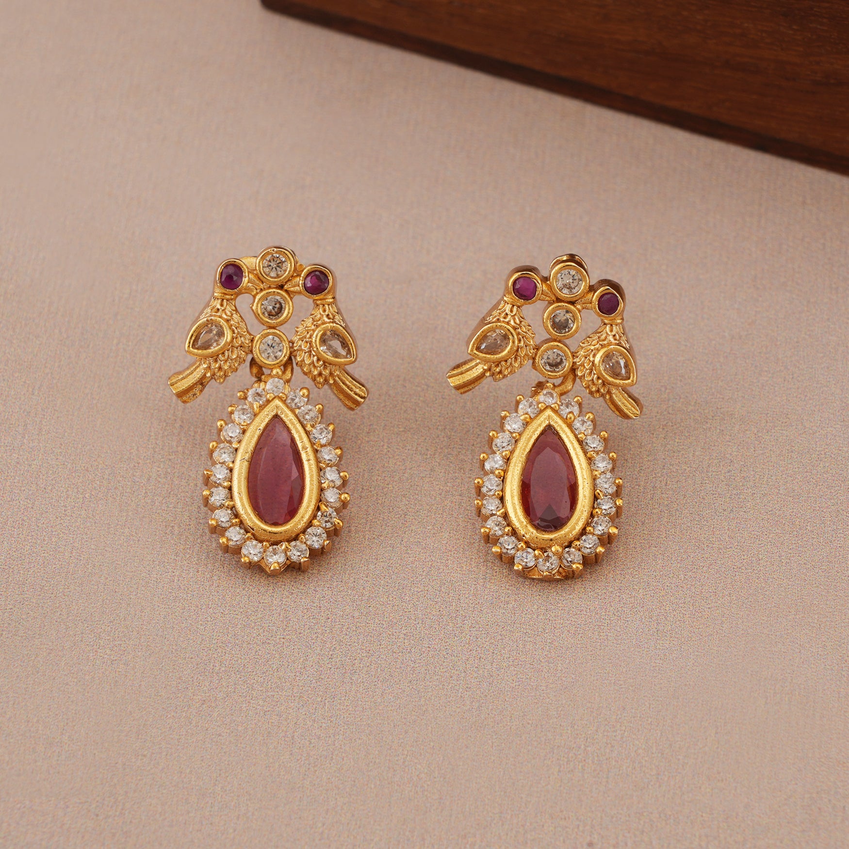 Beautiful long gold plated stone pendant set