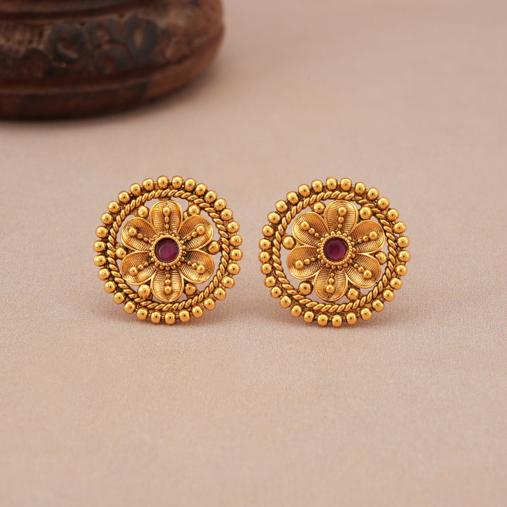 Antique gold floral stone stud earring