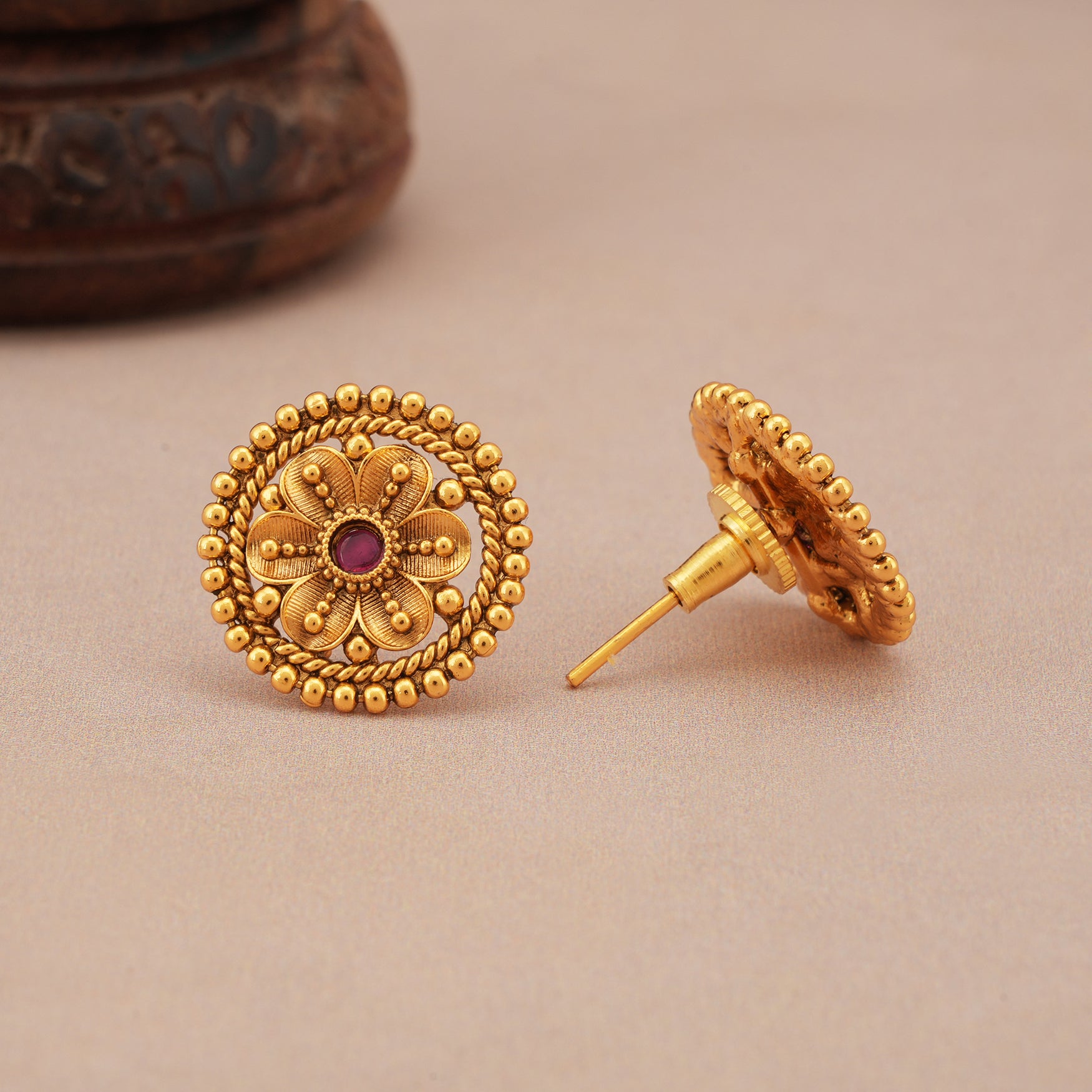 Antique gold floral stone stud earring