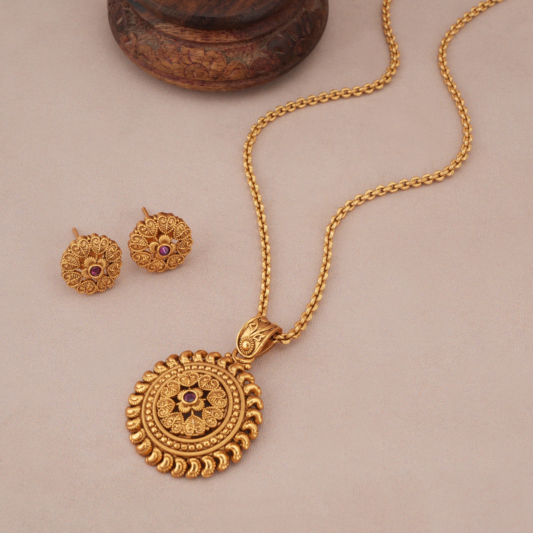 Beautiful intricate antique gold pendant set