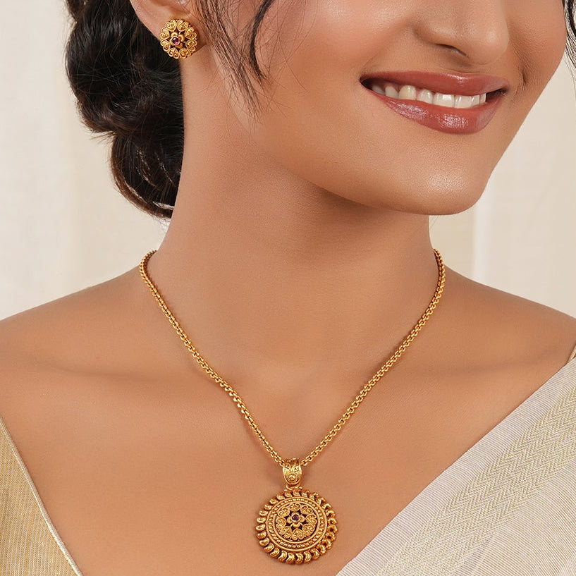 Beautiful intricate antique gold pendant set