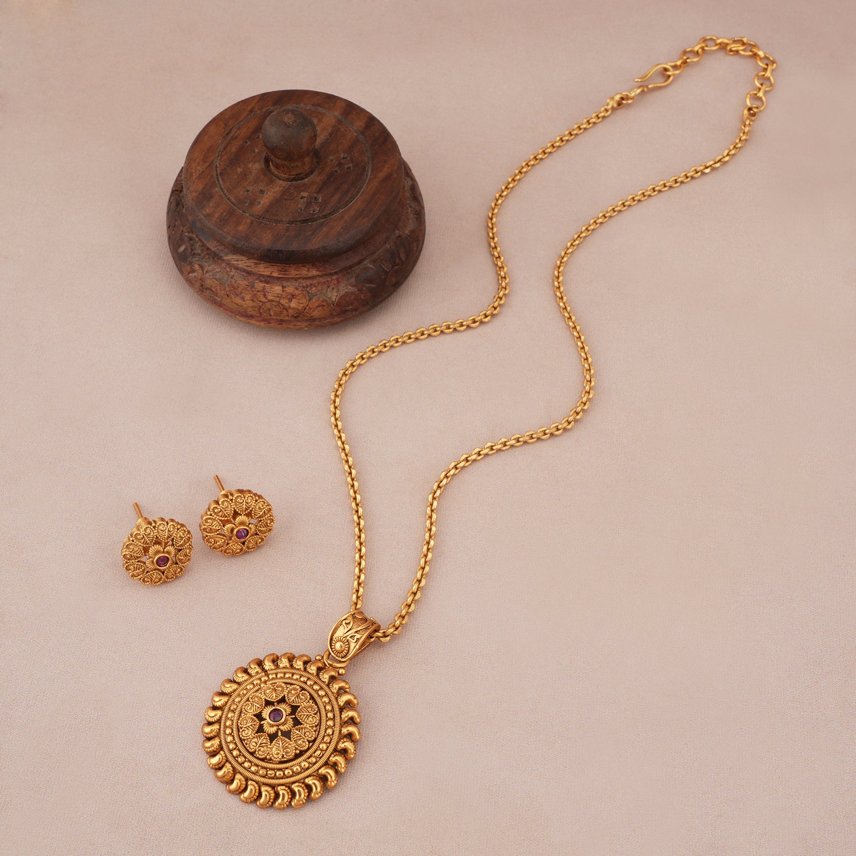 Beautiful intricate antique gold pendant set
