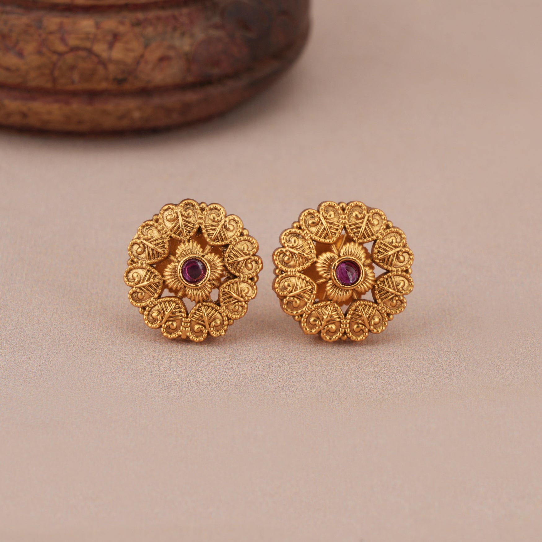 Beautiful intricate antique gold pendant set