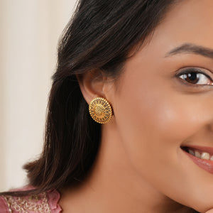 Stunning plain peacock gold stud