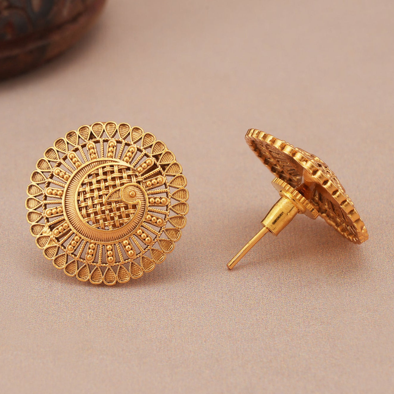 Stunning plain peacock gold stud