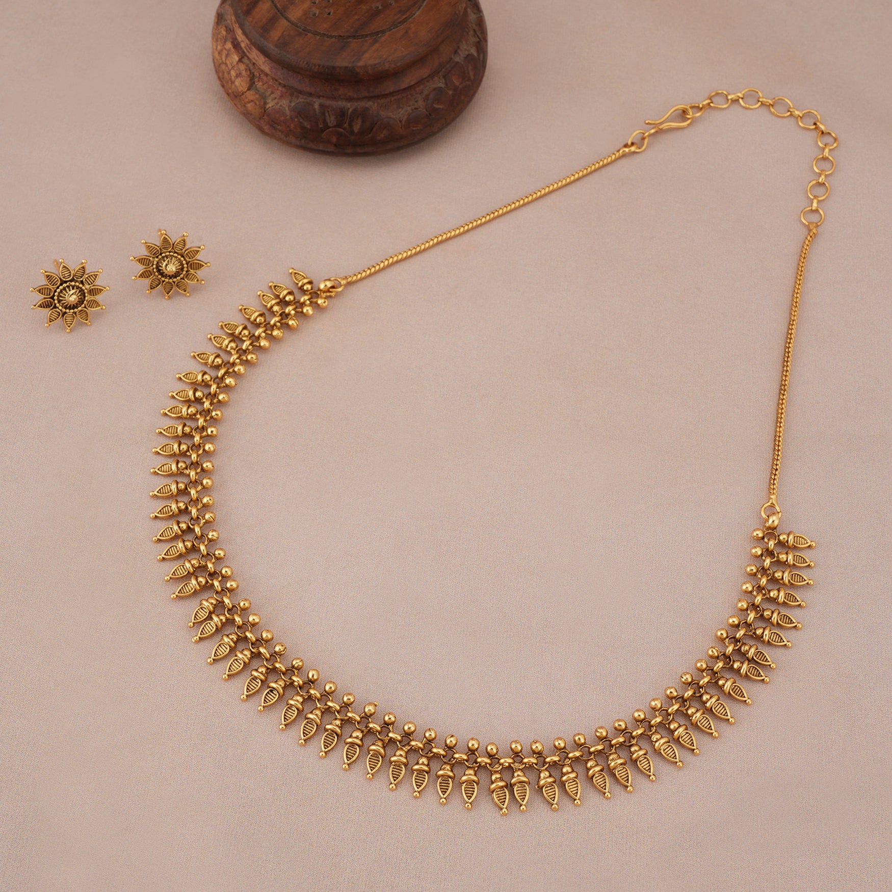 Plain antique  intricate gold  necklace set