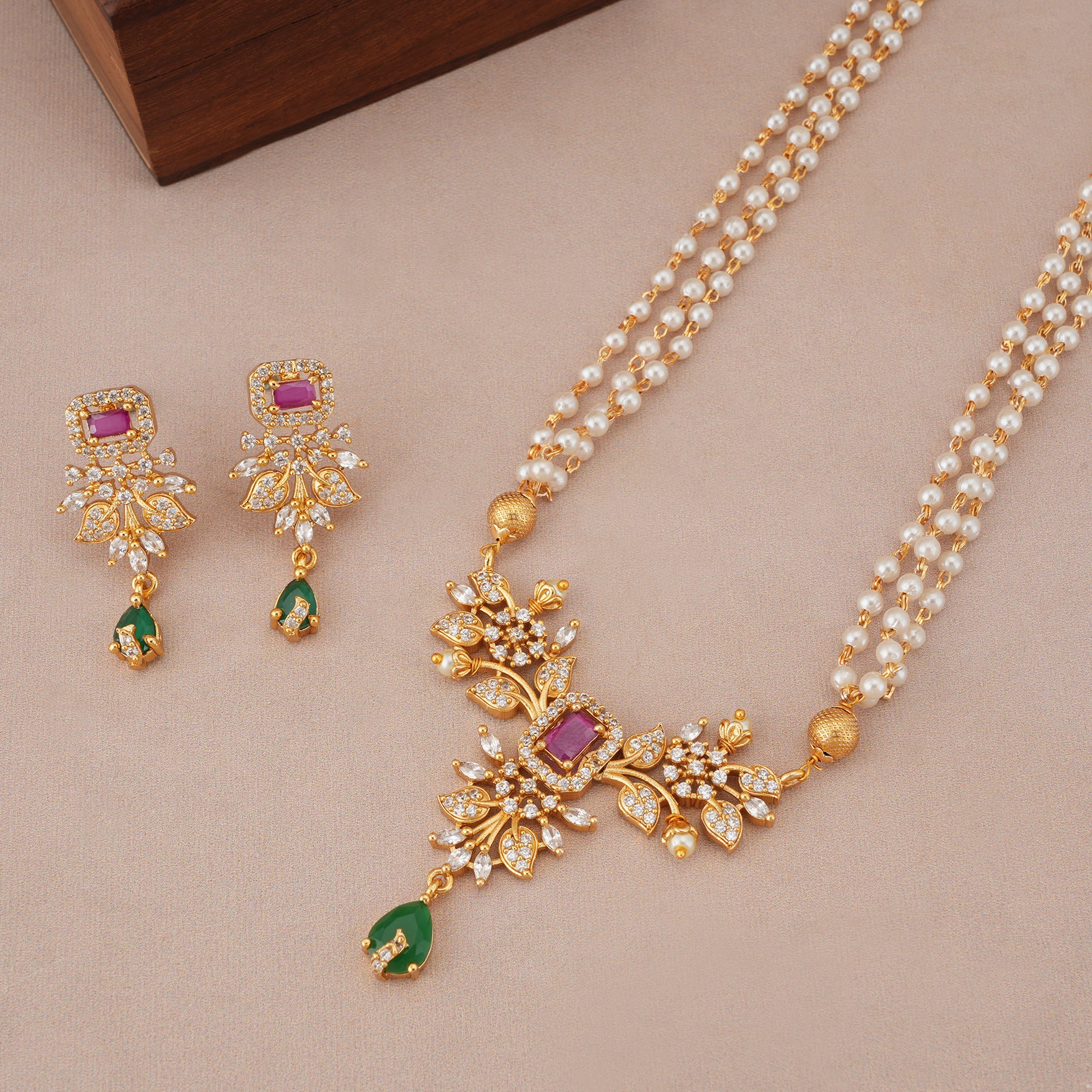 Stunning long pearl dimaond pendant set