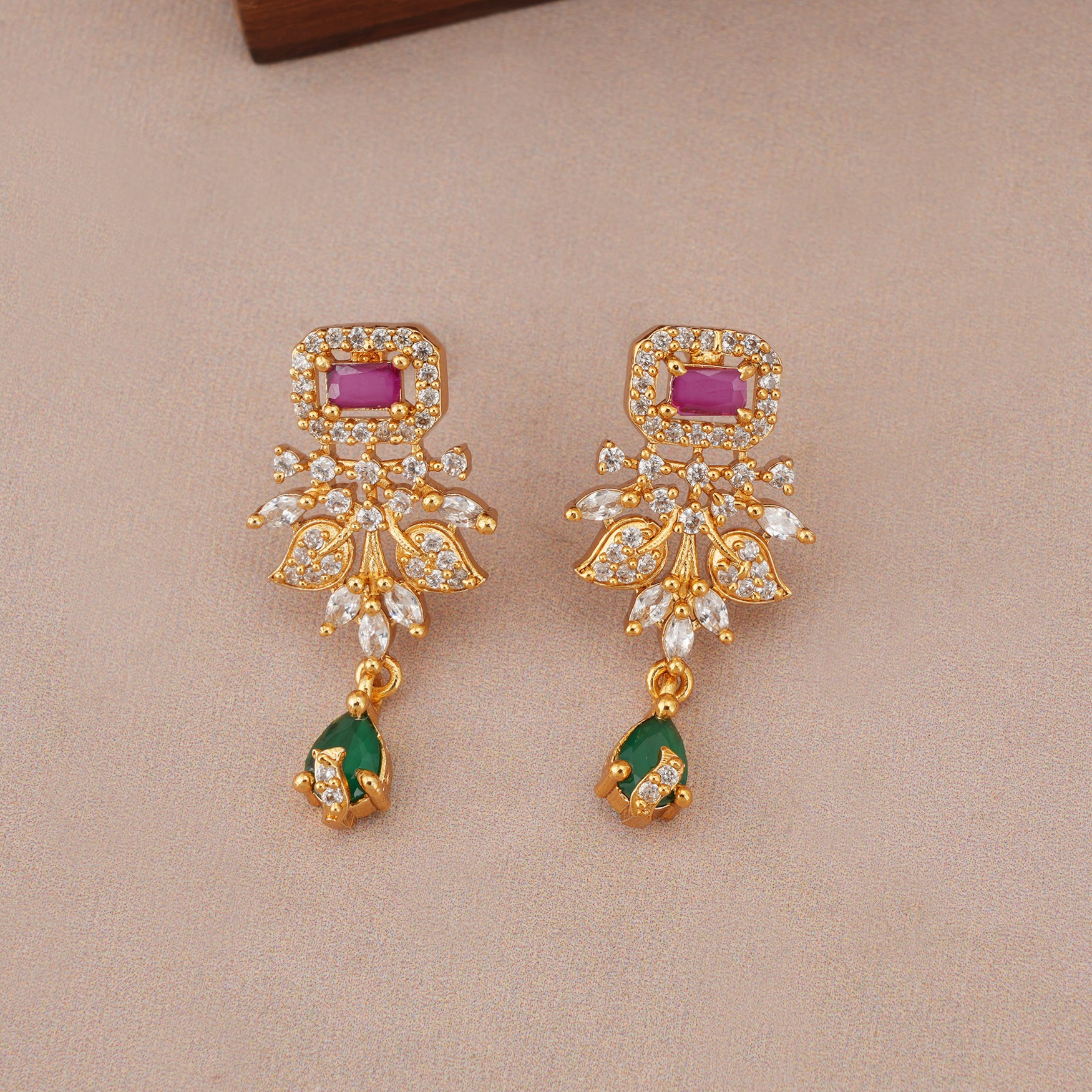 Stunning long pearl dimaond pendant set