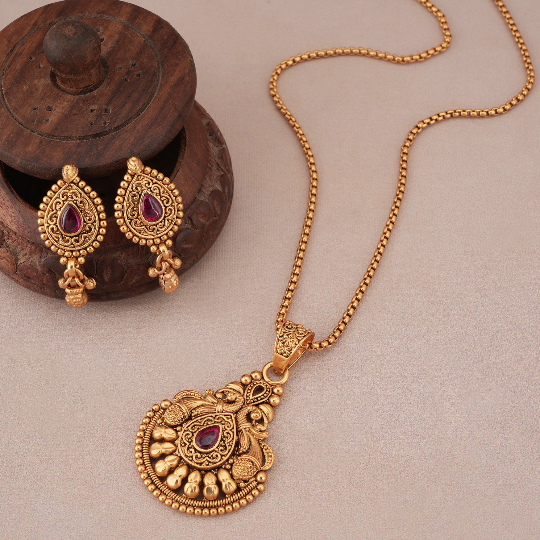 Beautiful antique gold ruby stone pendant set